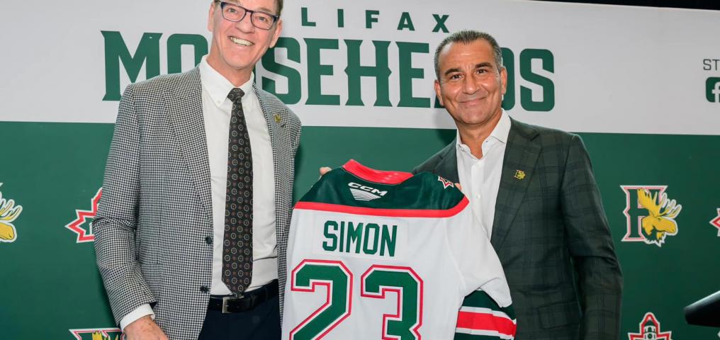 Bobby Smith presents a jersey to the new Halifax Mooseheads majority team owner Sam Simon